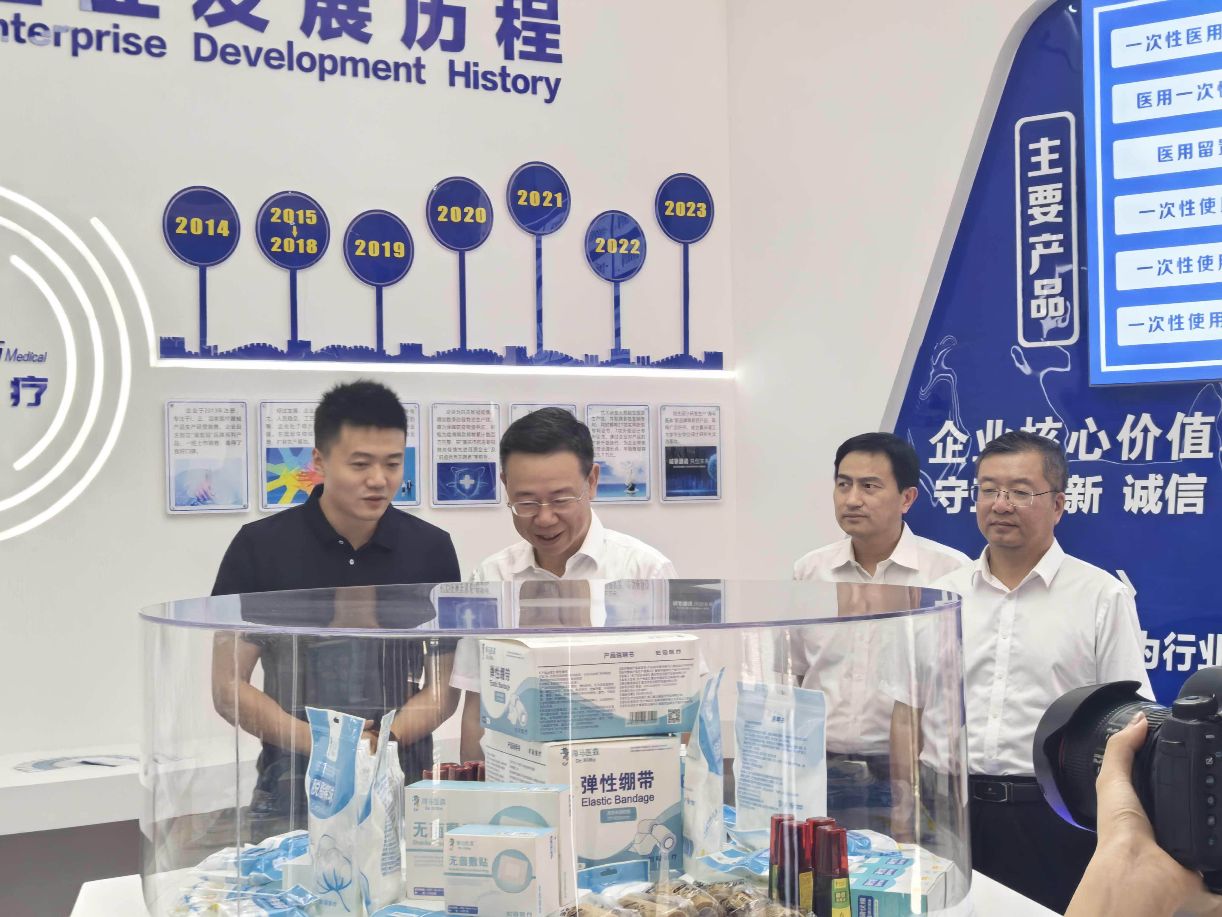 巴南区委书记何友生、副区长杨昆一行莅临重庆市和记官网医疗设备有限公司调研交流