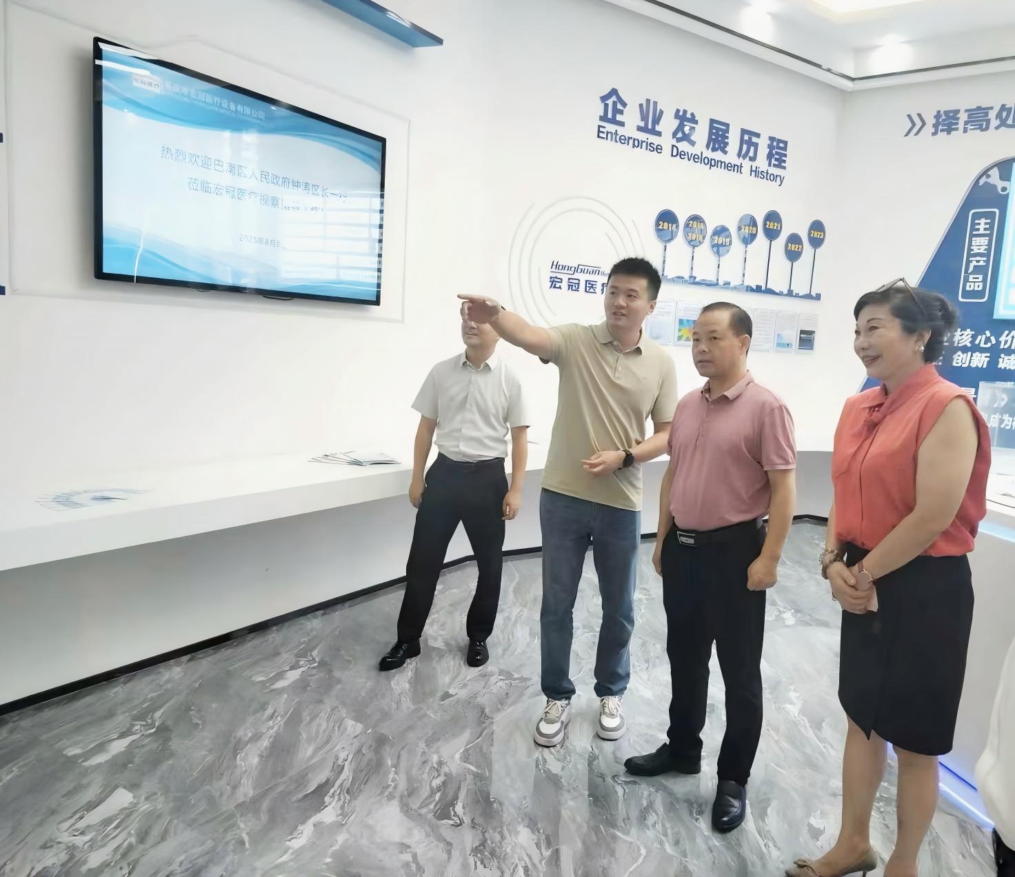 巴南区委副书记、区长钟涛一行莅临和记官网医疗调研指导